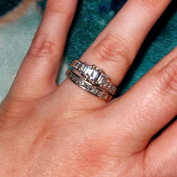 2 CT Diamond Engagement Ring w/ 1 CT wedding band - Picture 2 of 4